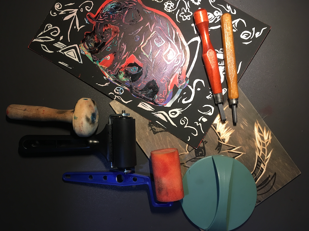 动漫角色手办模型，精致细节雕刻，彩色涂装，透明底座展示